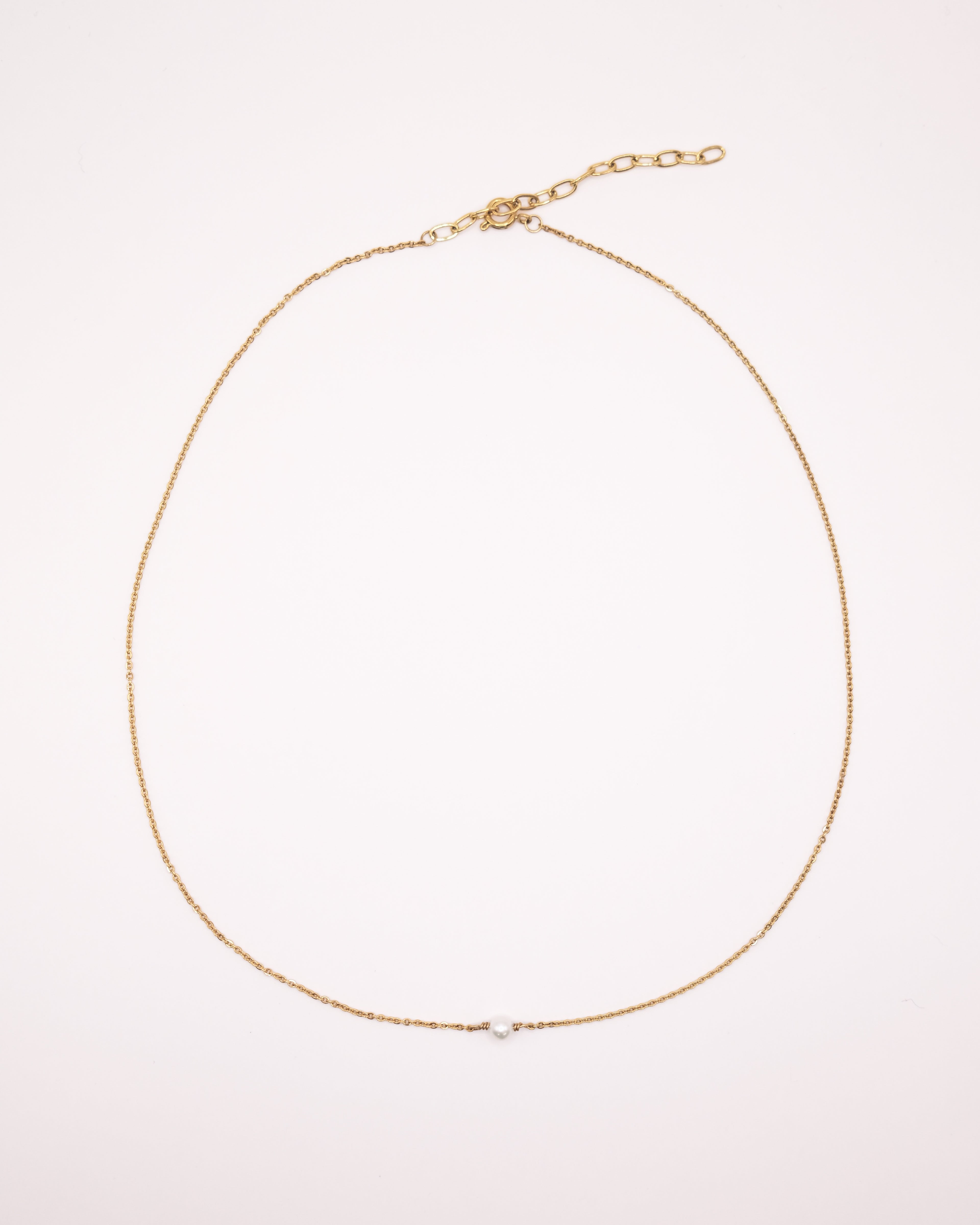 Collier Lisa ras de cou doré avec chaîne fine et perle de culture