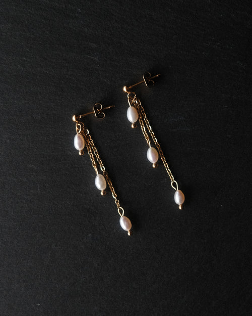 Boucles d’oreilles Marguerite dorées avec perles de culture sur chaînettes