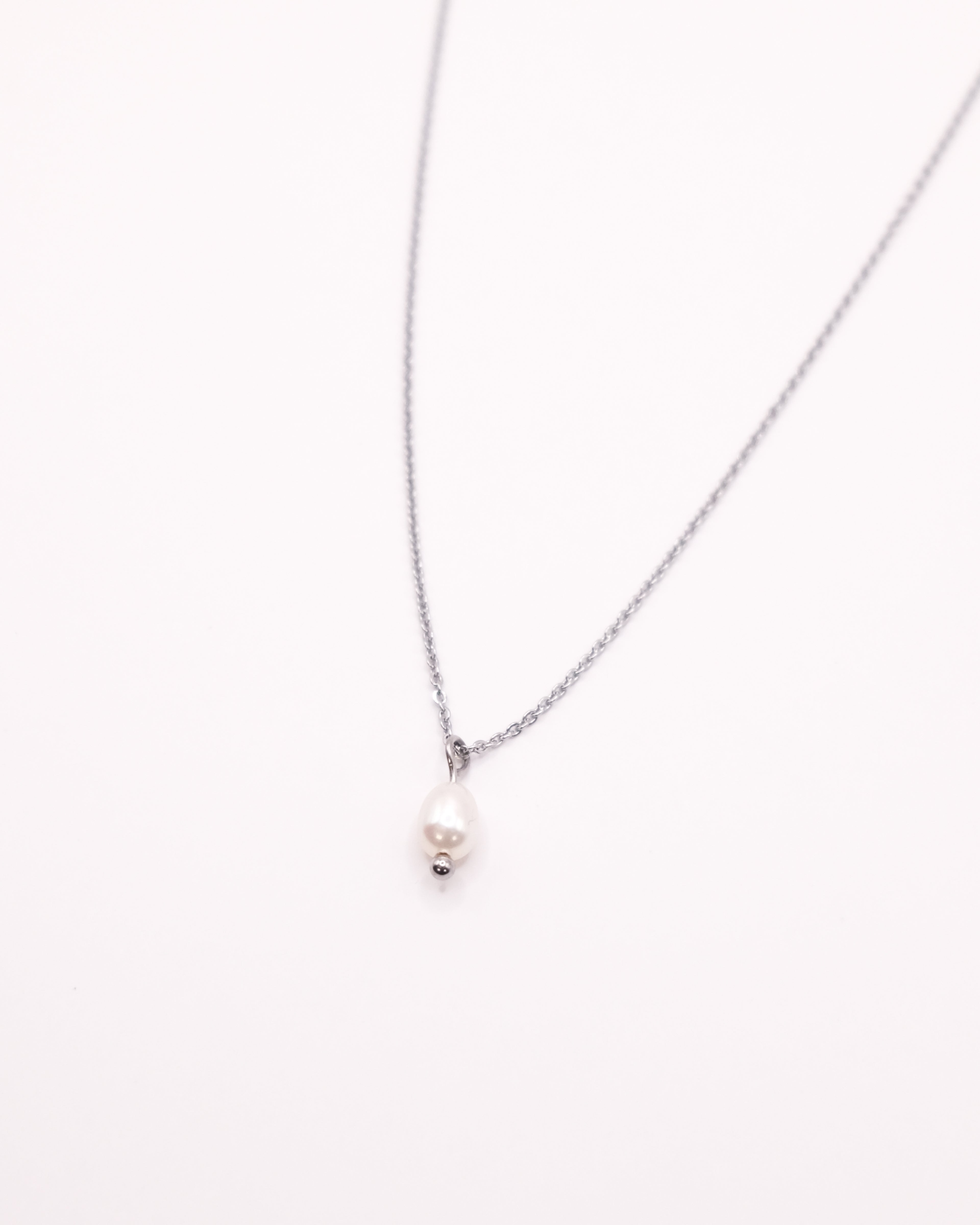 Collier Sylvia long argenté avec pendentif perle de culture