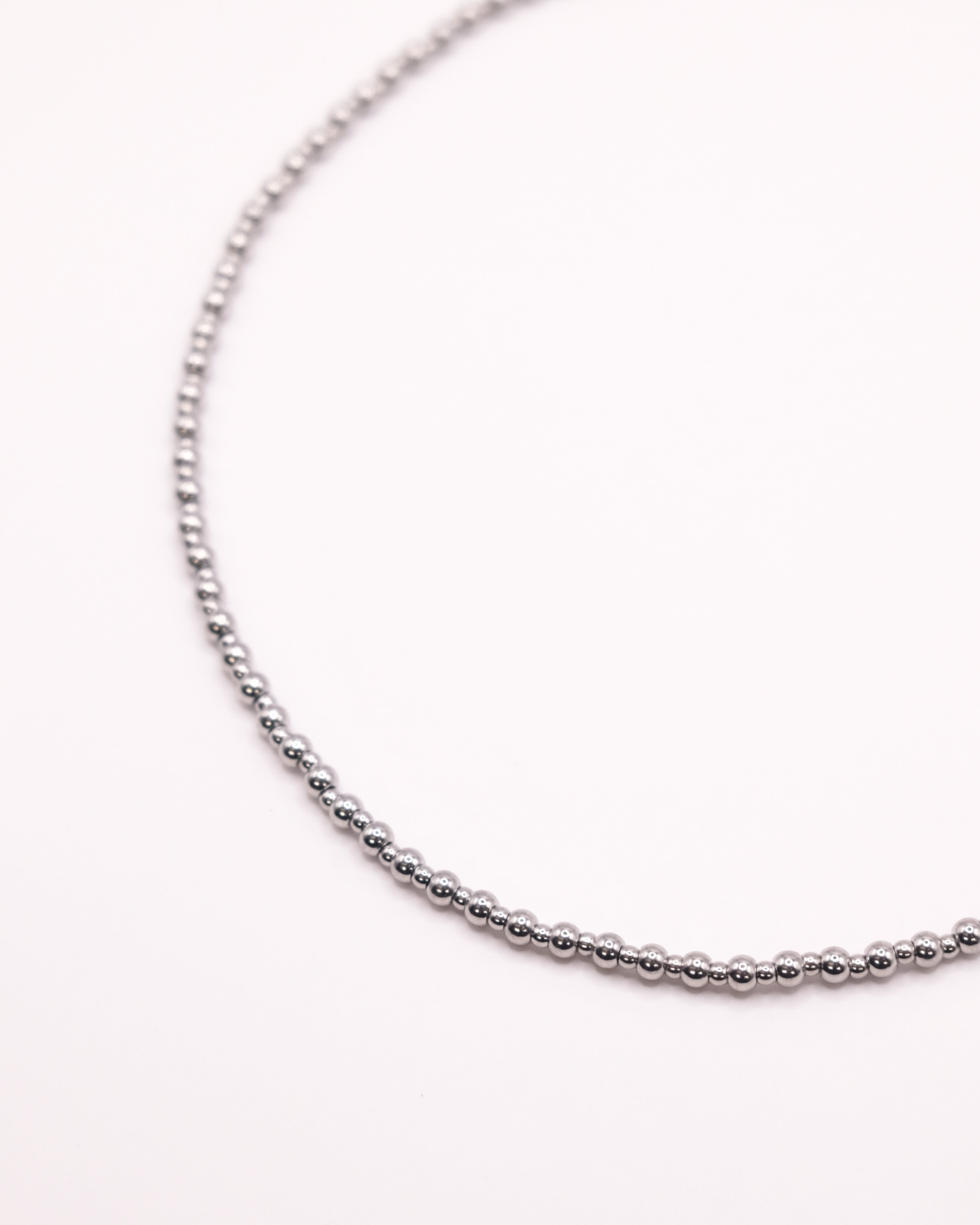 Collier Gigi ras de cou argenté en perles irrégulières
