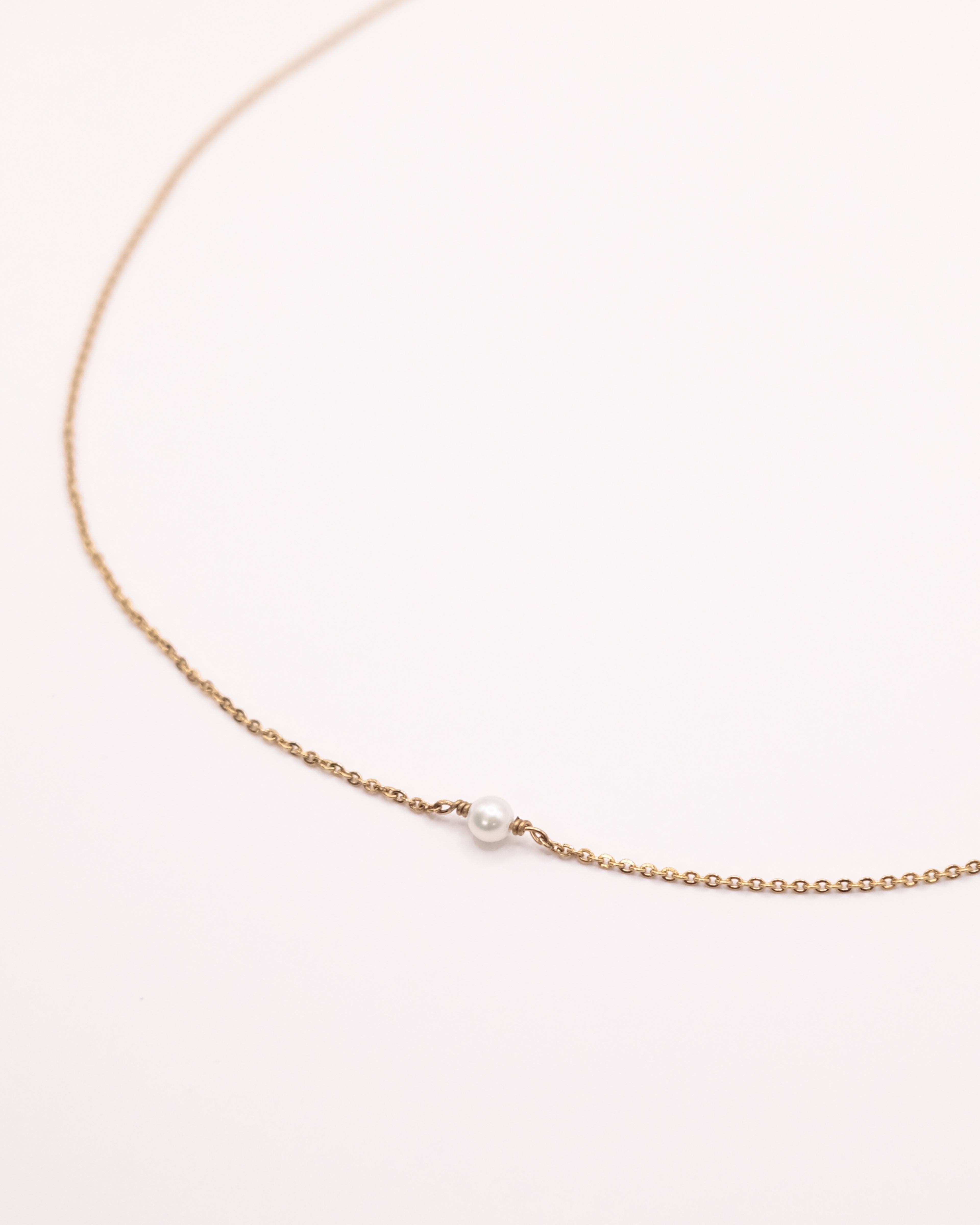 Collier Lisa ras de cou doré avec chaîne fine et perle de culture