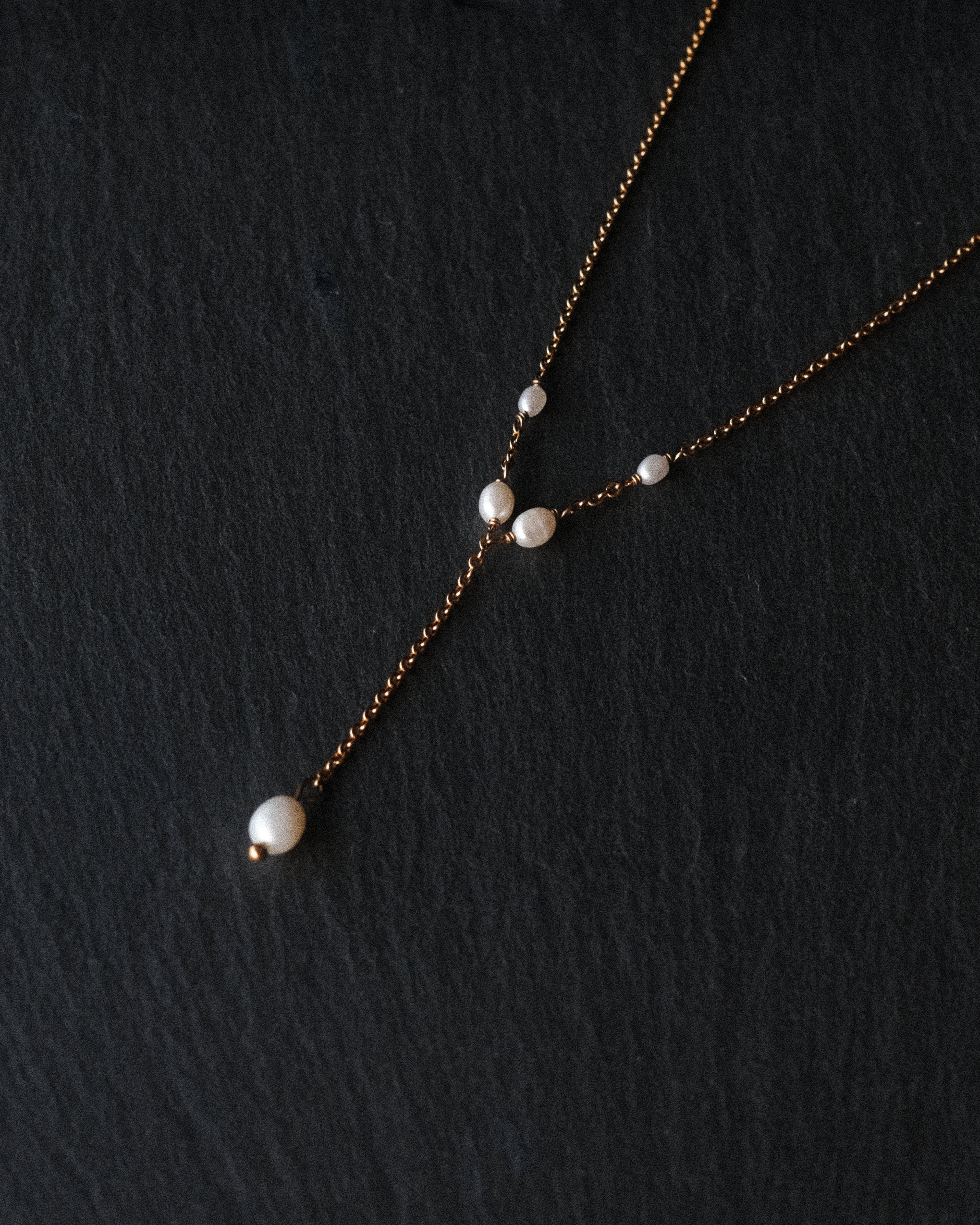 Collier Agnès long doré avec pendentif en perles de culture