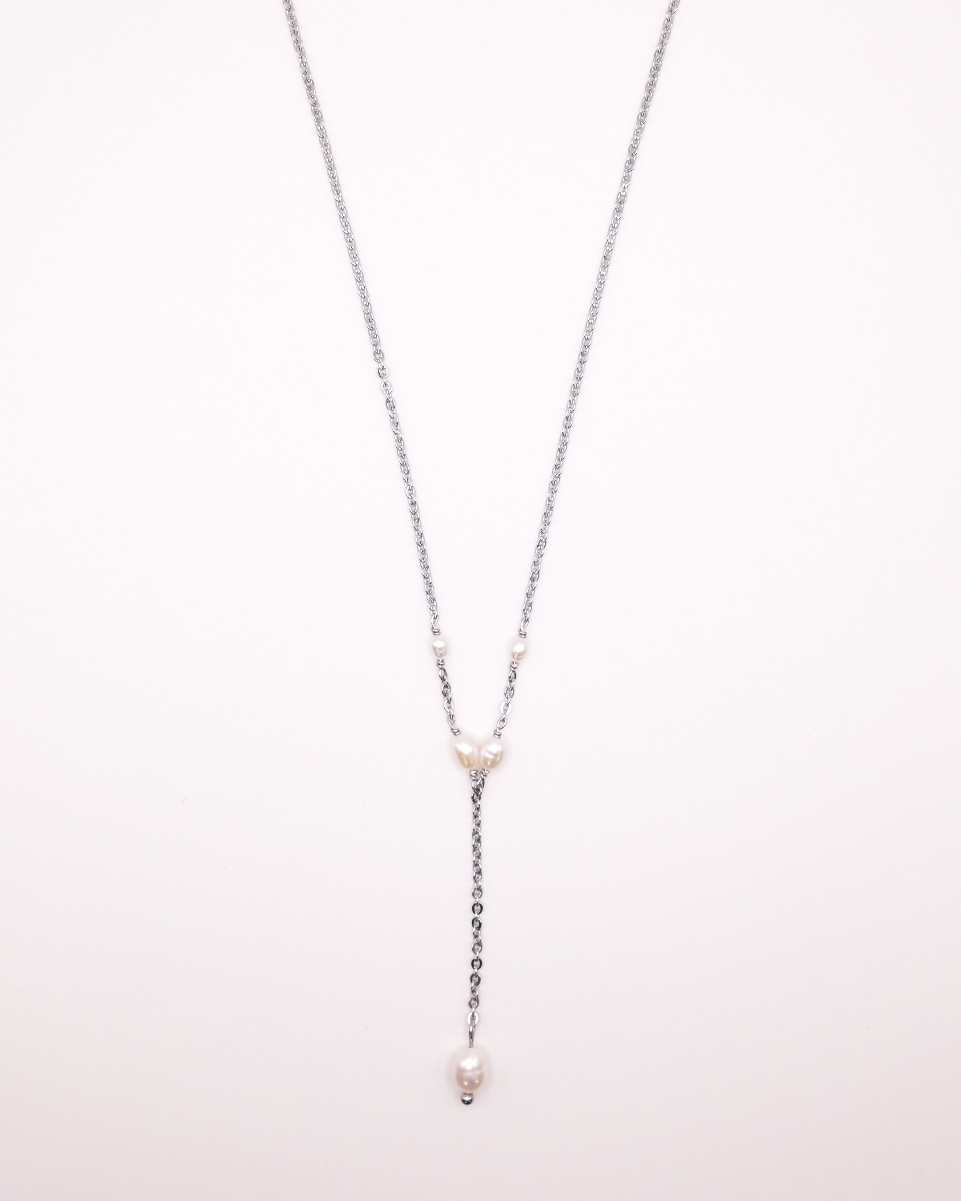 Collier Agnès long argenté avec pendentif en perles de culture
