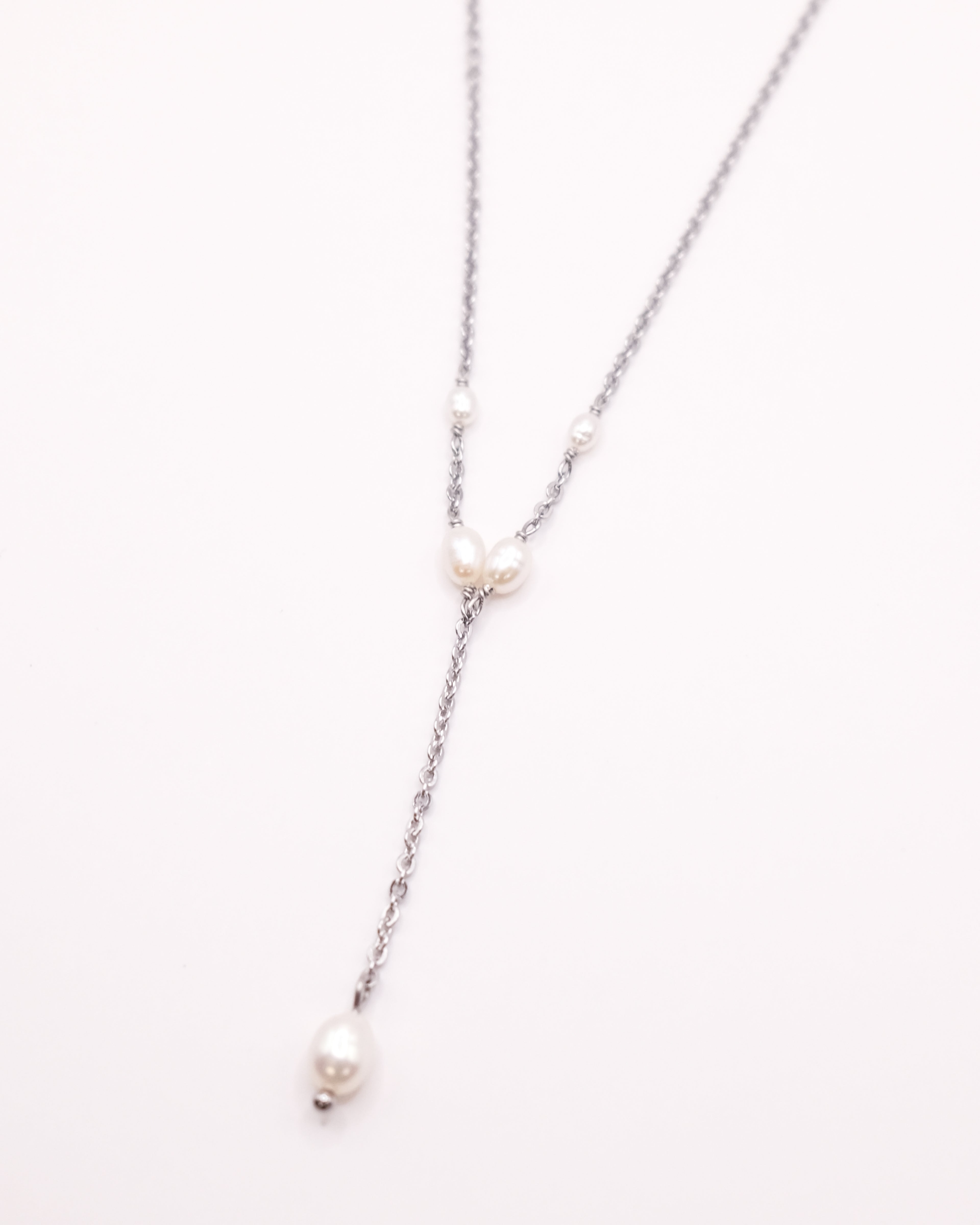 Collier Agnès long argenté avec pendentif en perles de culture