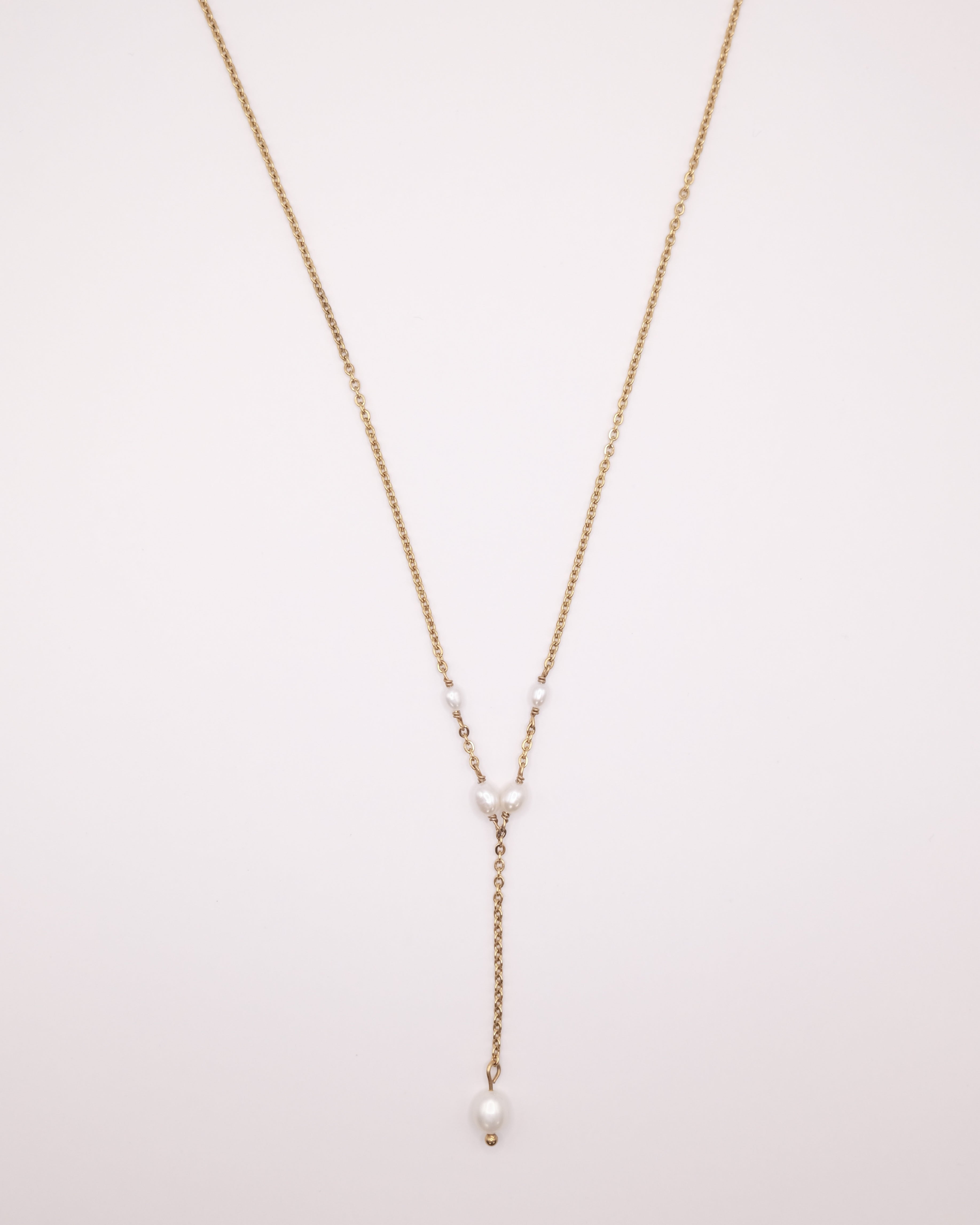 Collier Agnès long doré avec pendentif en perles de culture