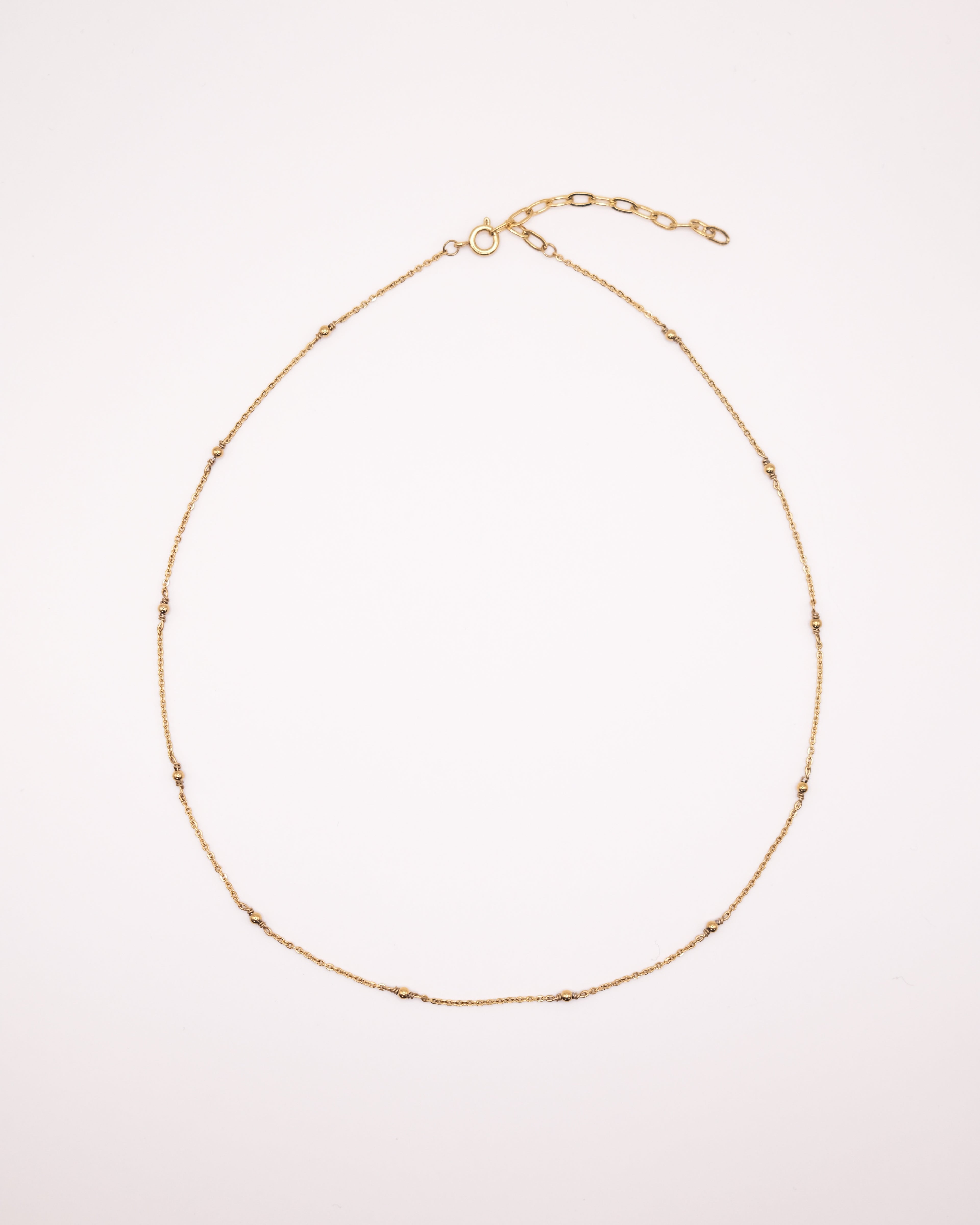 Collier Claudia ras de cou doré avec chaîne fine et petites perles