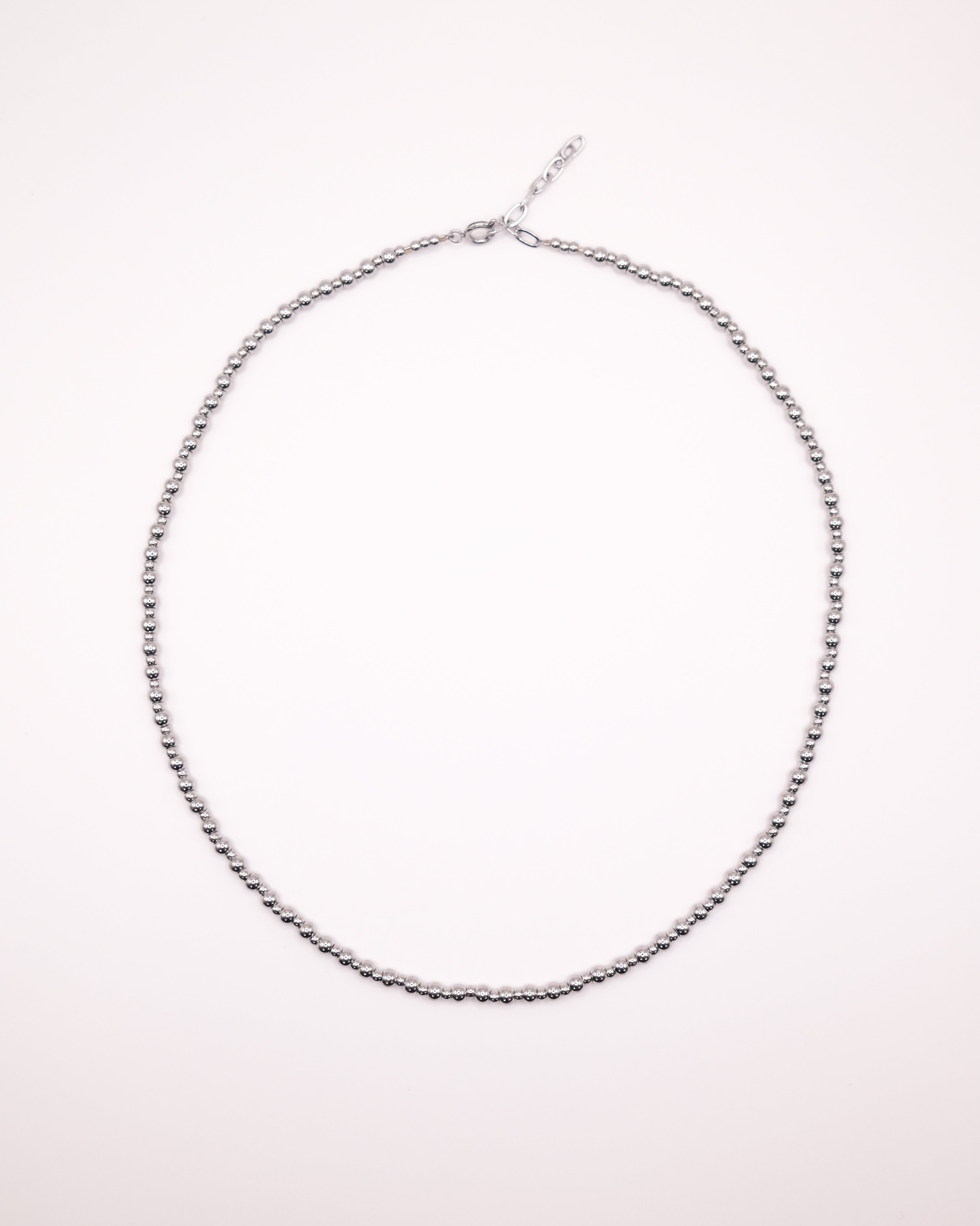 Collier Gigi ras de cou argenté en perles irrégulières