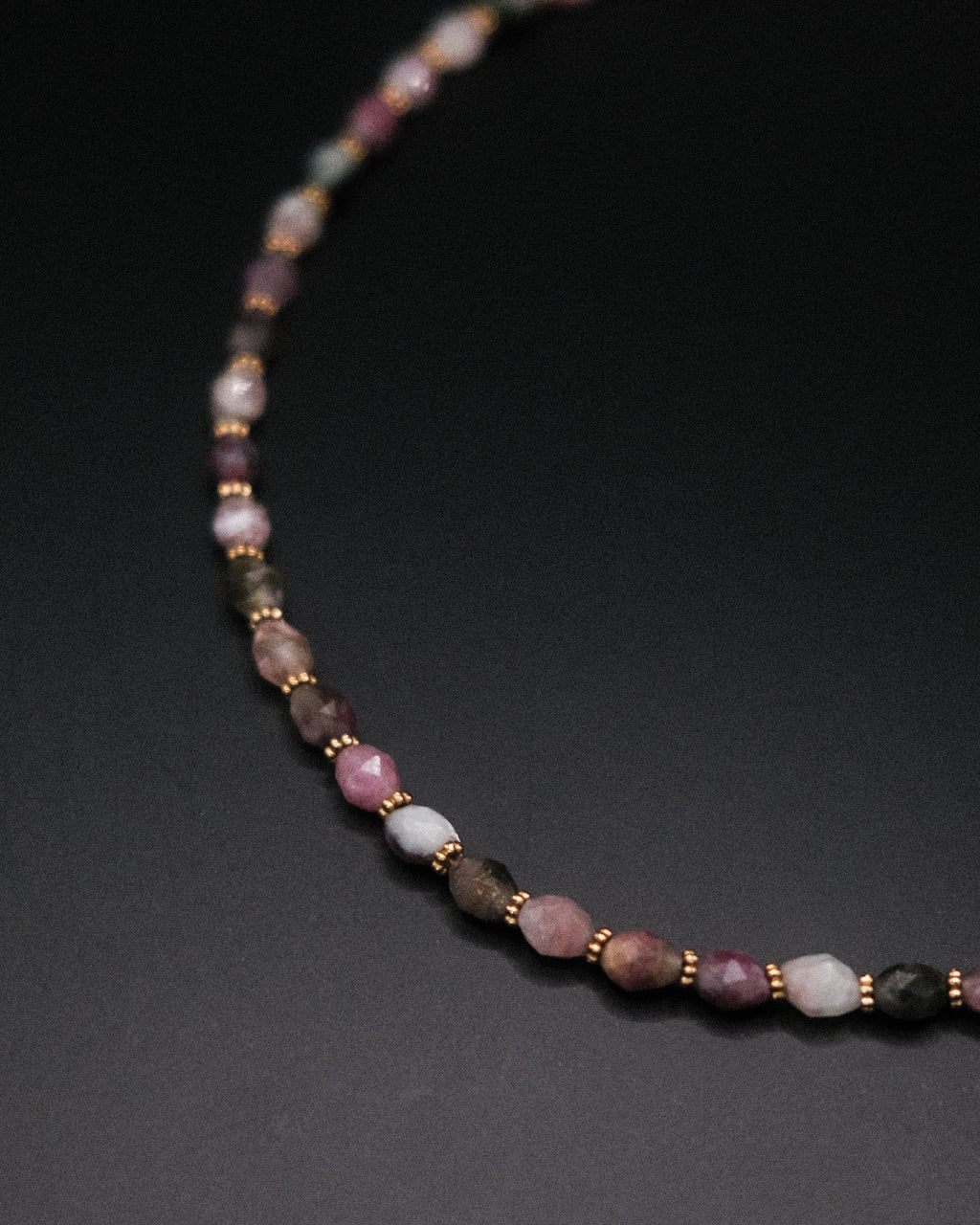 Collier Olivia ras de cou en perles olive de pierres fines