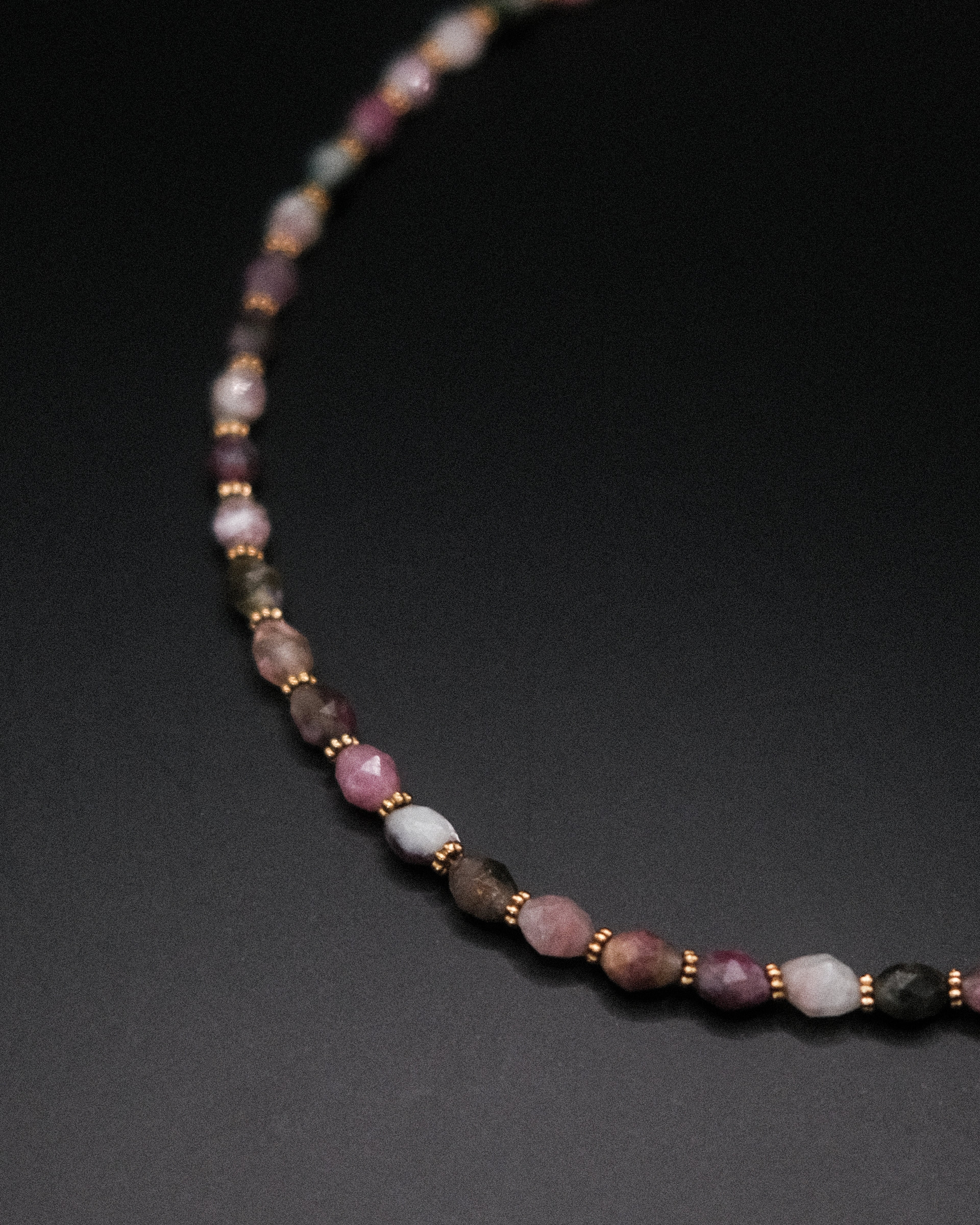 Collier Olivia ras de cou en perles olive de pierres fines