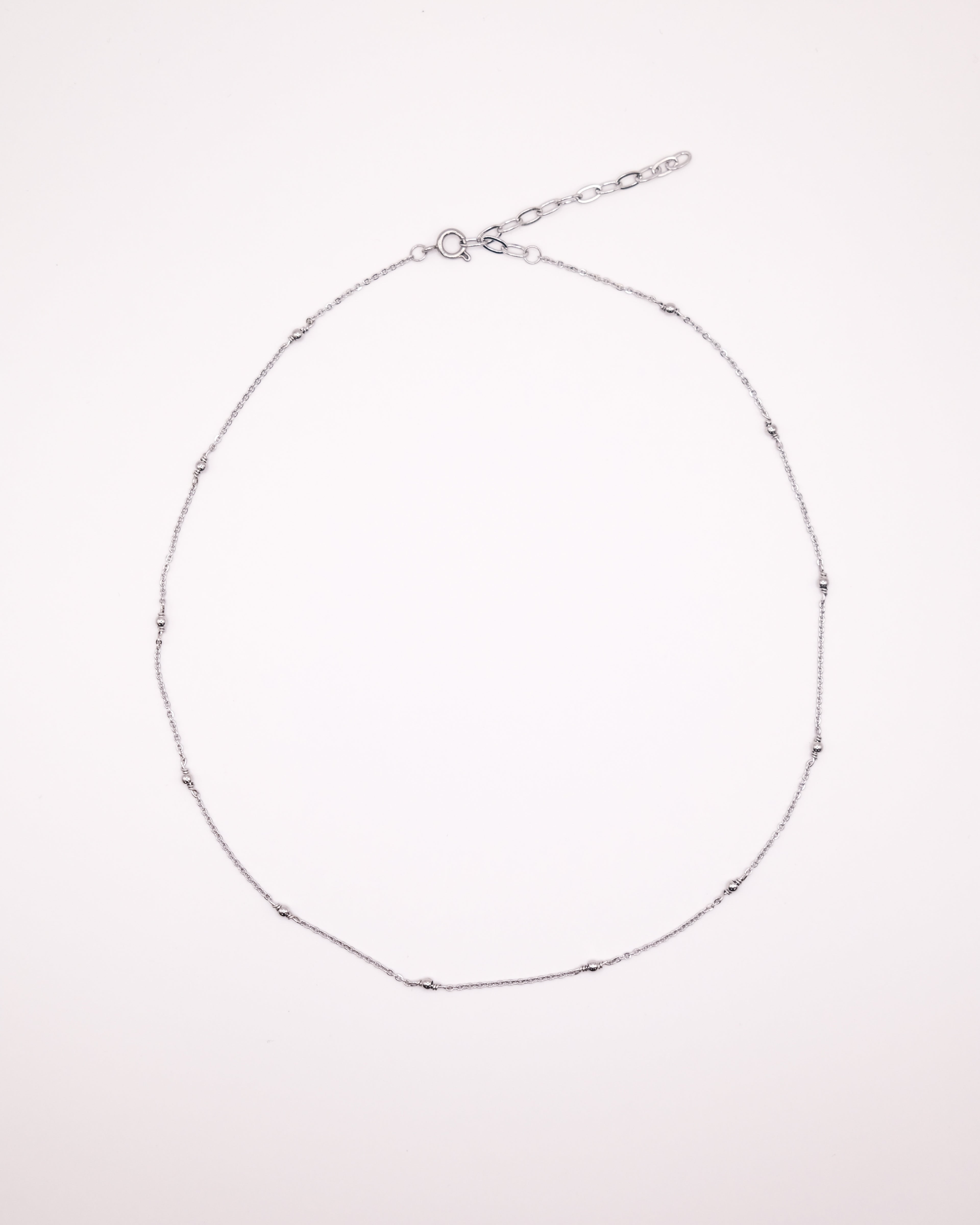 Collier Claudia ras de cou argenté avec chaîne fine et petites perles