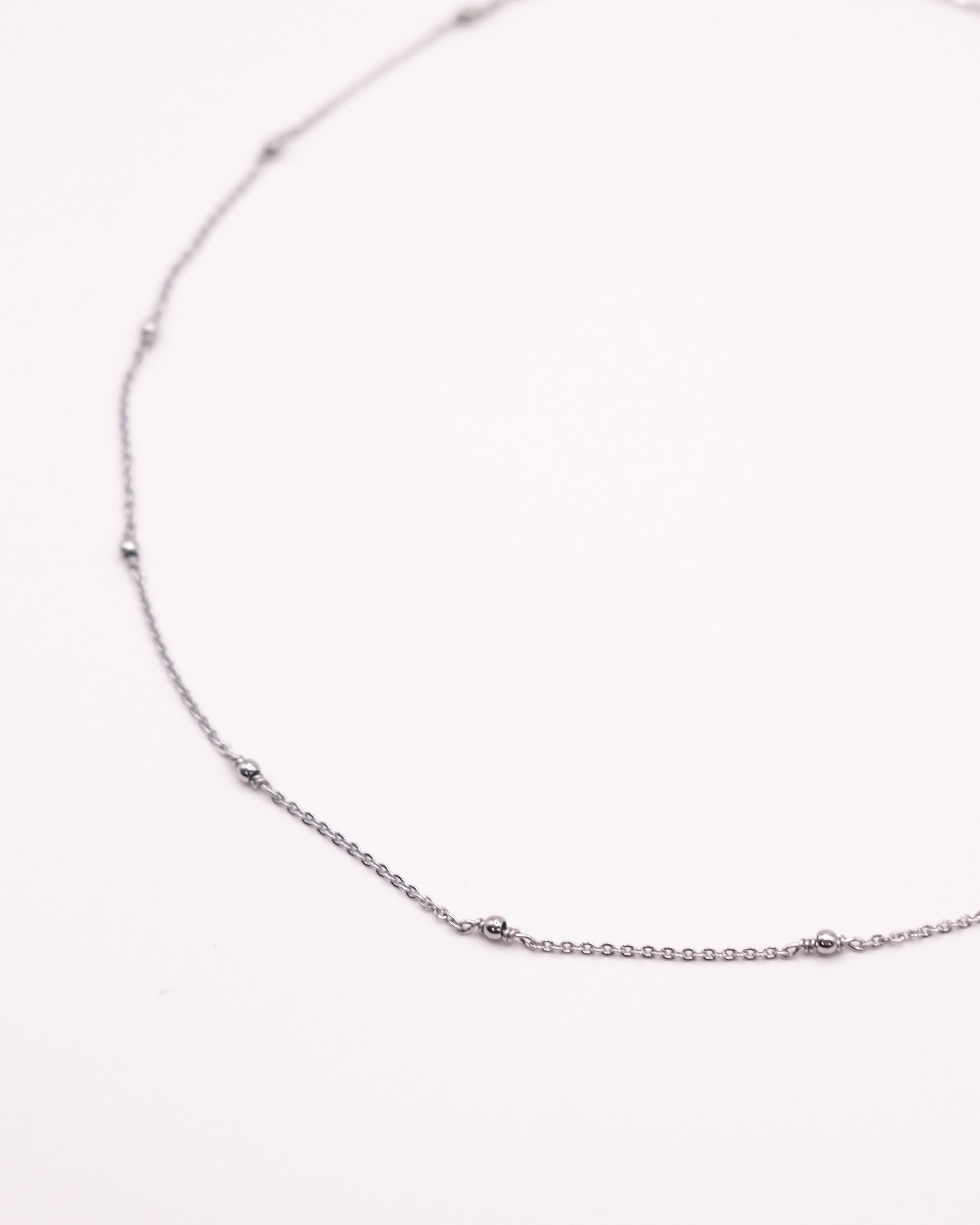 Collier Claudia ras de cou argenté avec chaîne fine et petites perles