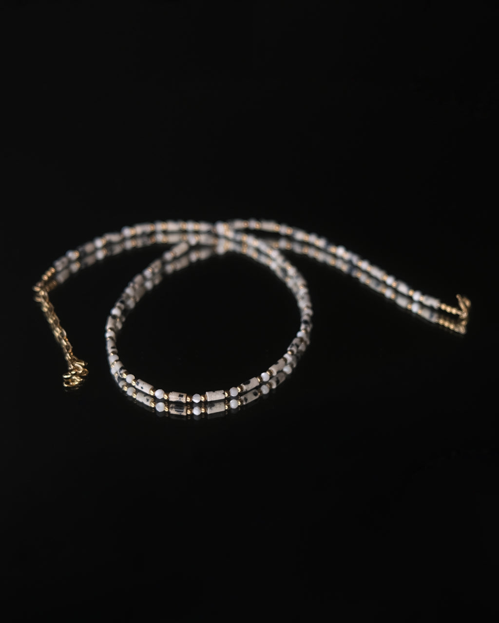 Collier Pascaline ras de cou en pierres fines et nacre