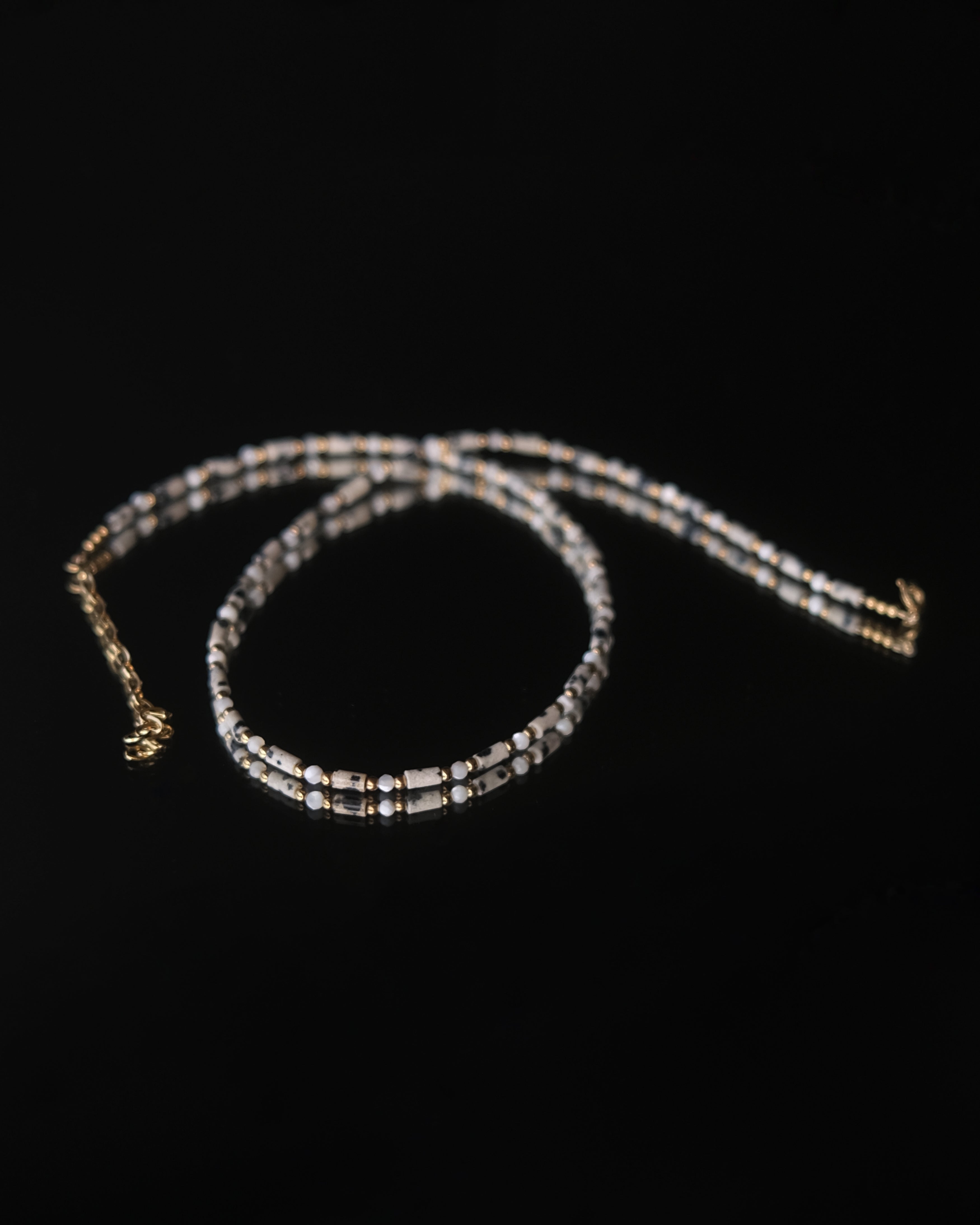Collier Pascaline ras de cou en pierres fines et nacre