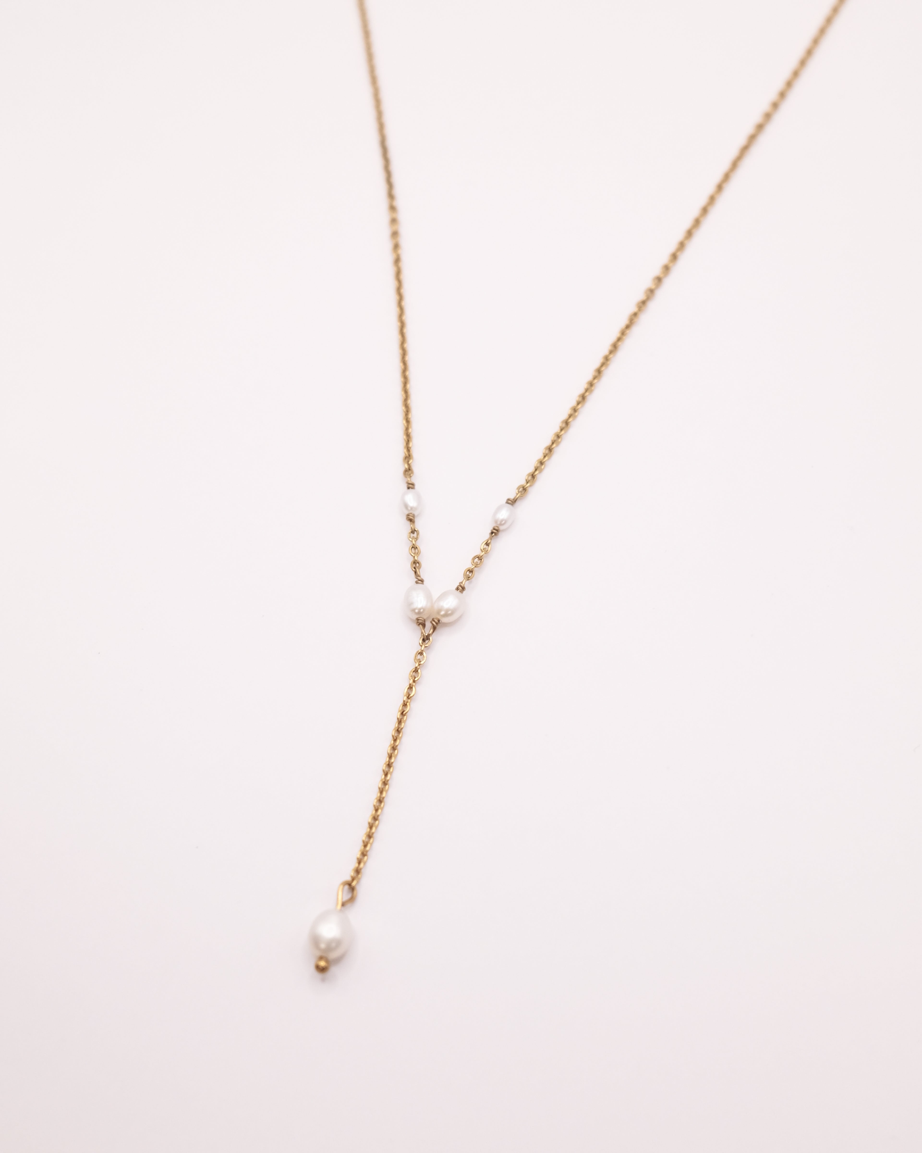 Collier Agnès long doré avec pendentif en perles de culture